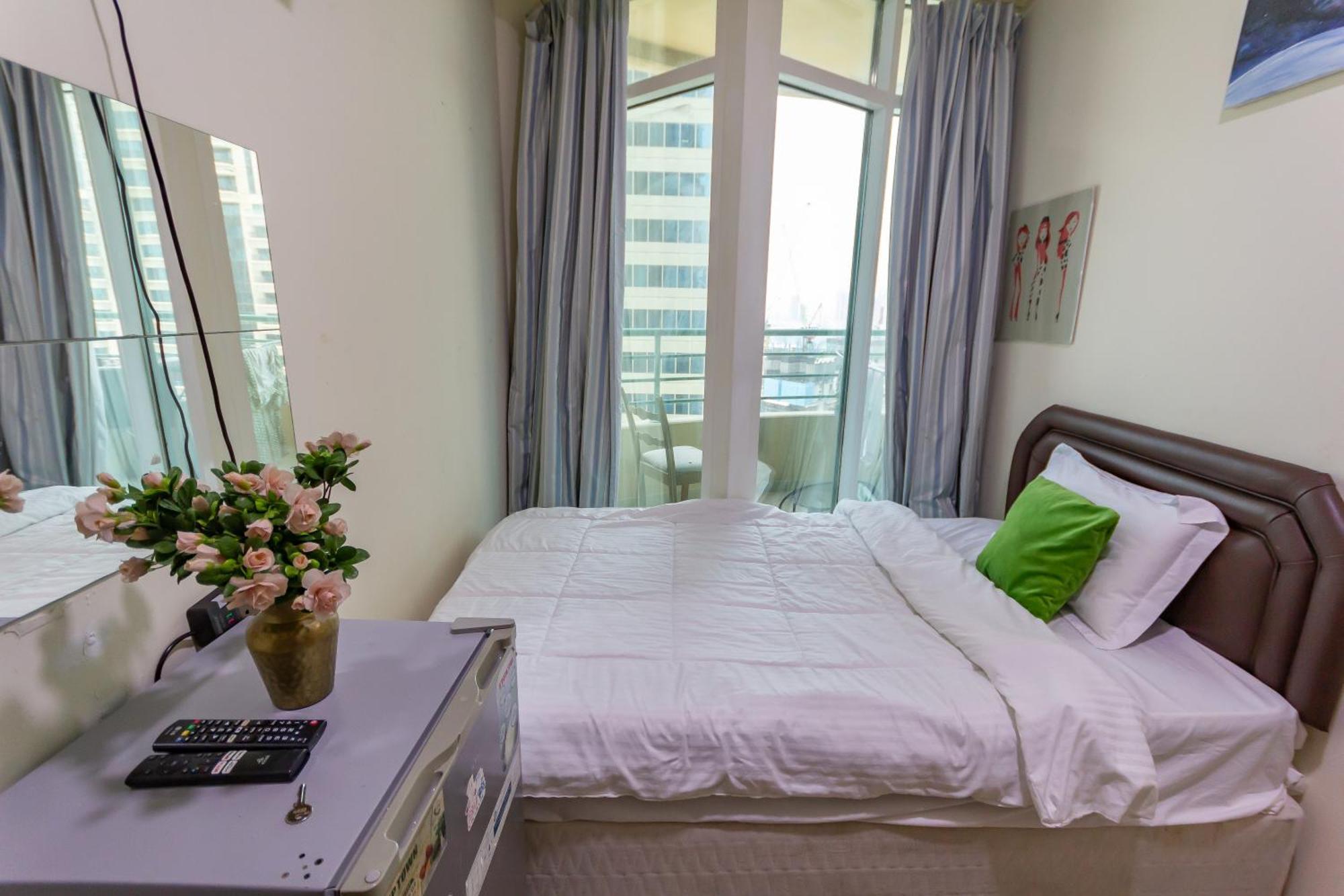 Nice Single Rooms For "Girls" Only In Dubai, Marina Bagian luar foto